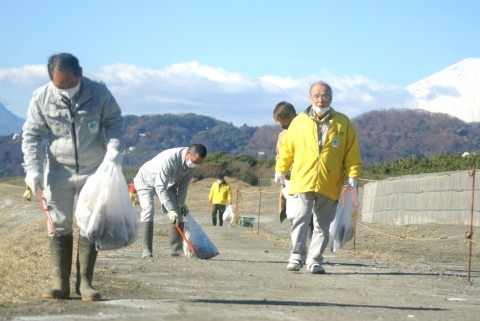 虹ヶ浜海岸（湘南海岸）清掃後の集合写真！